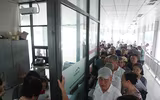 Người dân Hà Nội hào hứng đi làm thẻ xe buýt miễn phí
